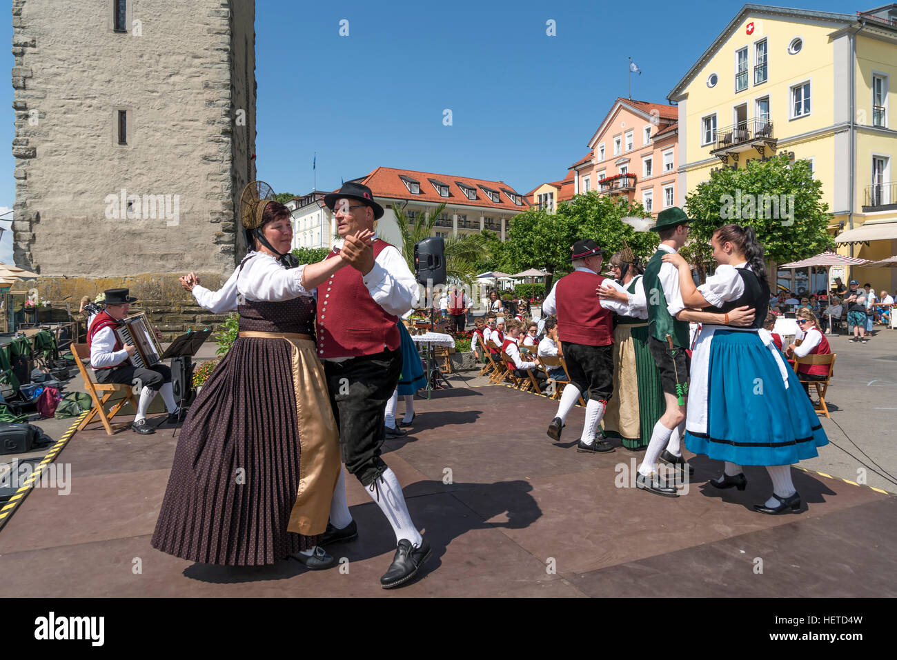 Danze popolari balli di gruppo in costumi tradizionali, Lindau, Lago di Costanza, Baviera, Germania, Europa Foto Stock