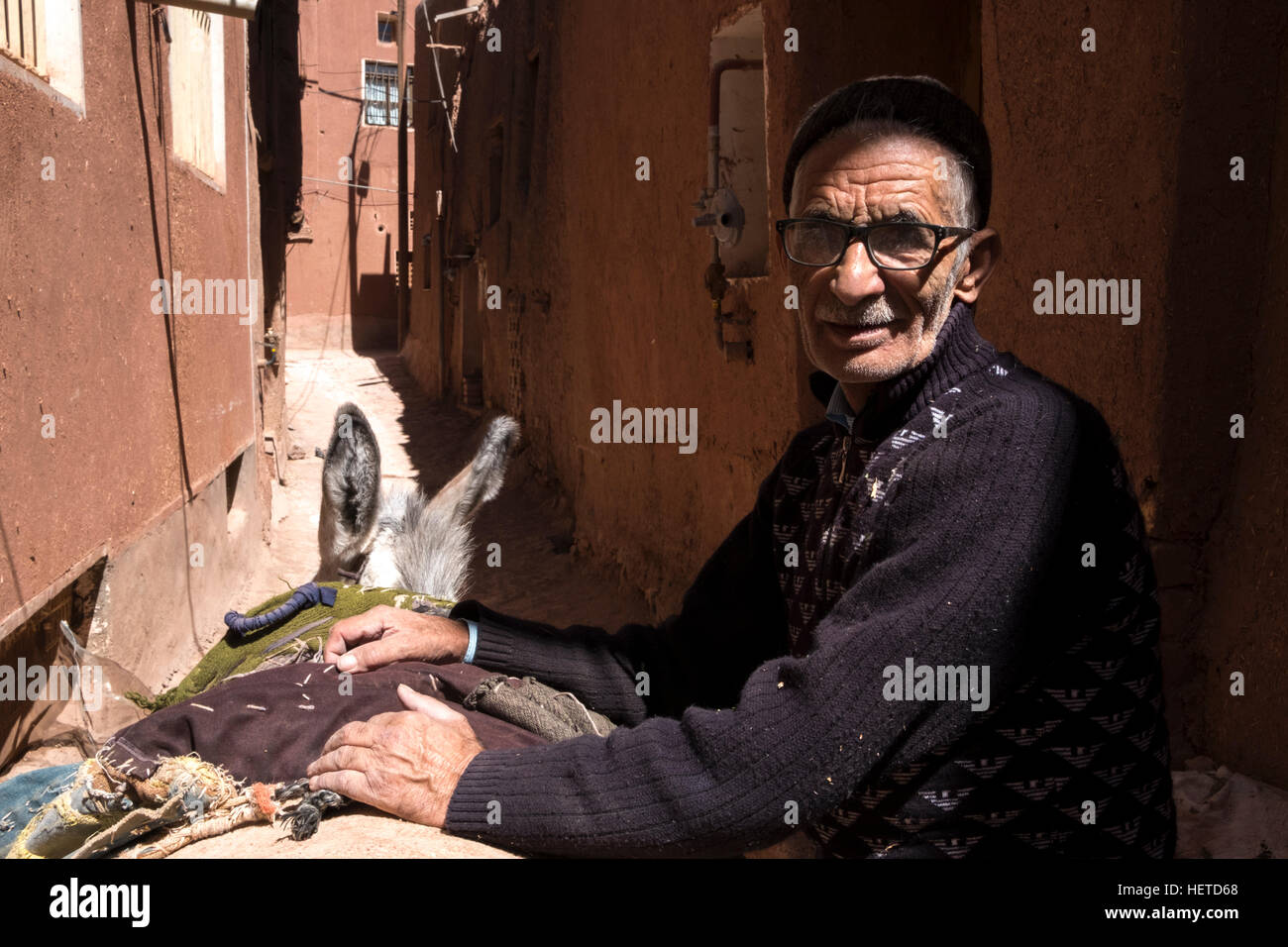Un abitante di un villaggio con il suo asino nel villaggio di Abyaneh, Provincia di Isfahan, Iran Foto Stock