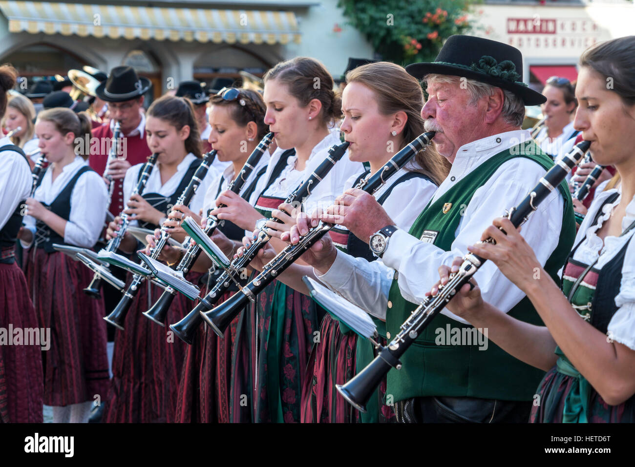 Sfilata con la banda musicale in costumi tradizionali, Lindau, Lago di Costanza, Baviera, Germania, Europa Foto Stock