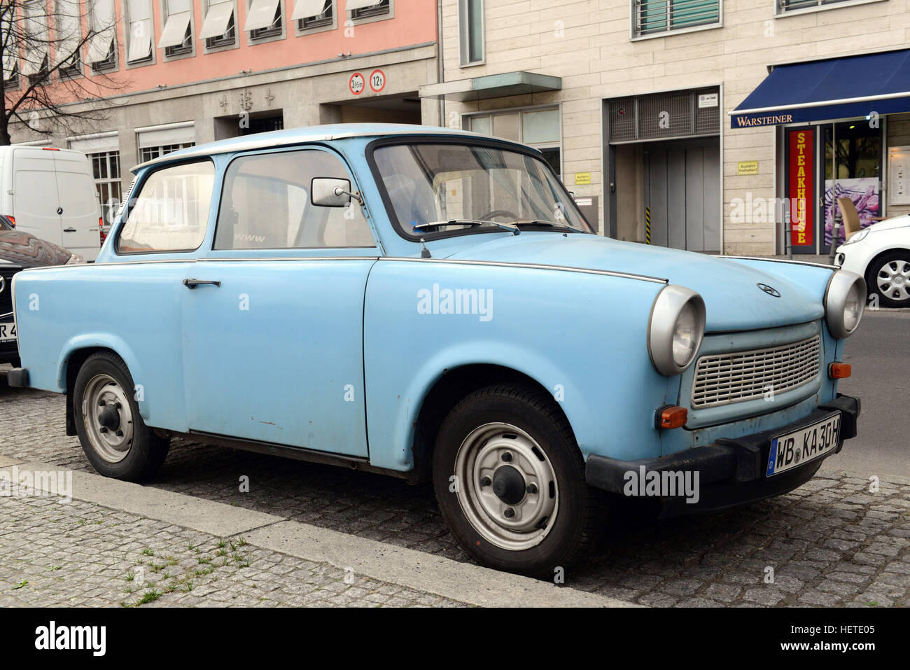 Germania Berlino: Trabant 601 (car) in una strada della città Foto Stock