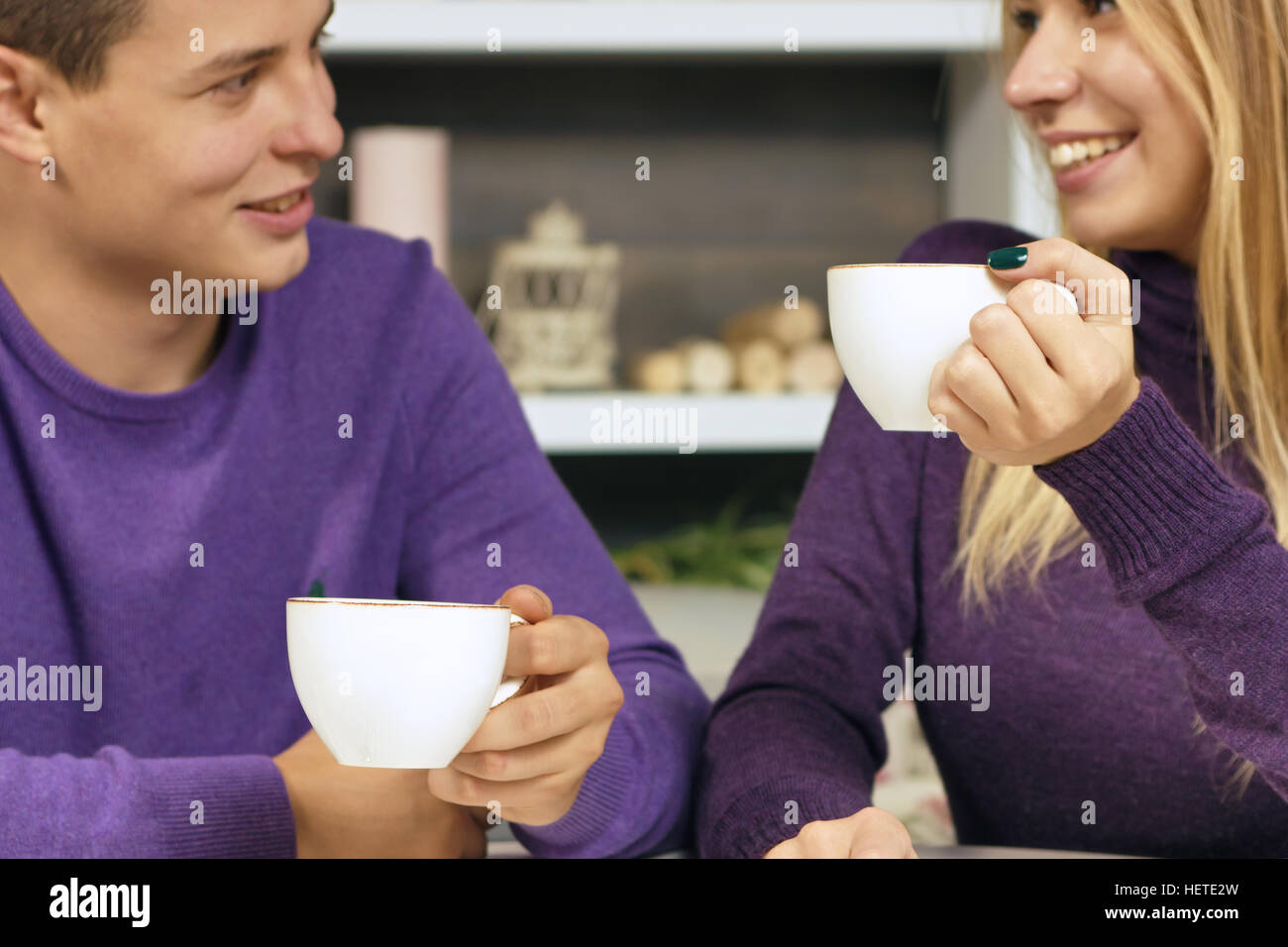 Amorevole coppia giovane seduto nella caffetteria Foto Stock