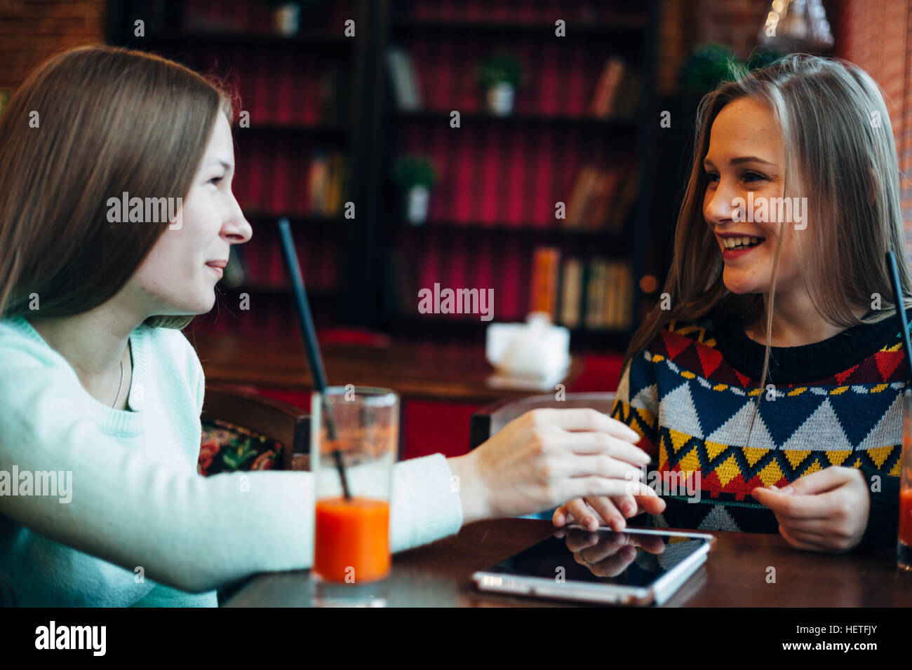 Ragazza amici comunicare in un cafe Foto Stock