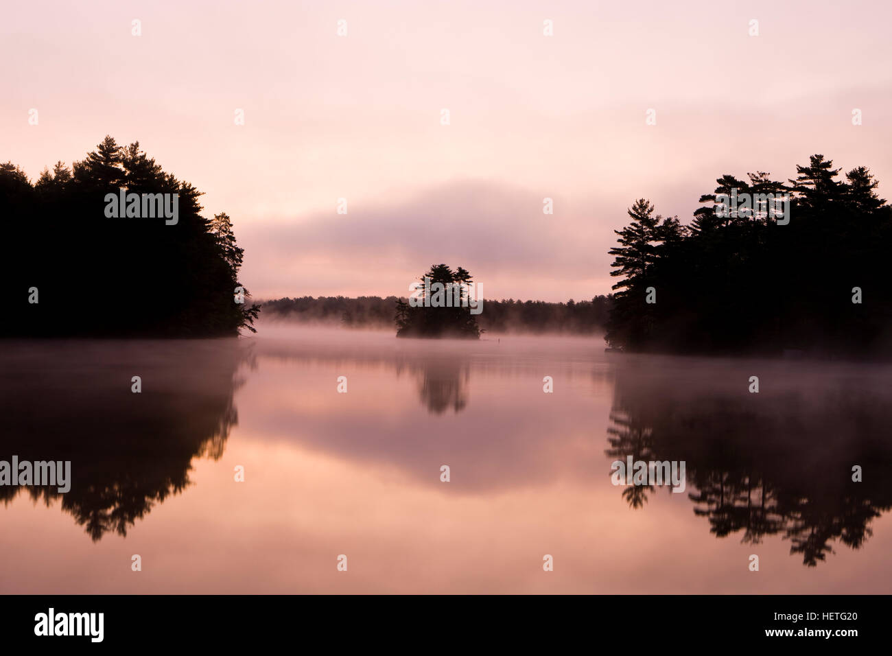 La mattina presto sul lago Pawtuckaway come visto da cavallo di isola in New Hampshire è stato Pawtuckaway Park. Foto Stock