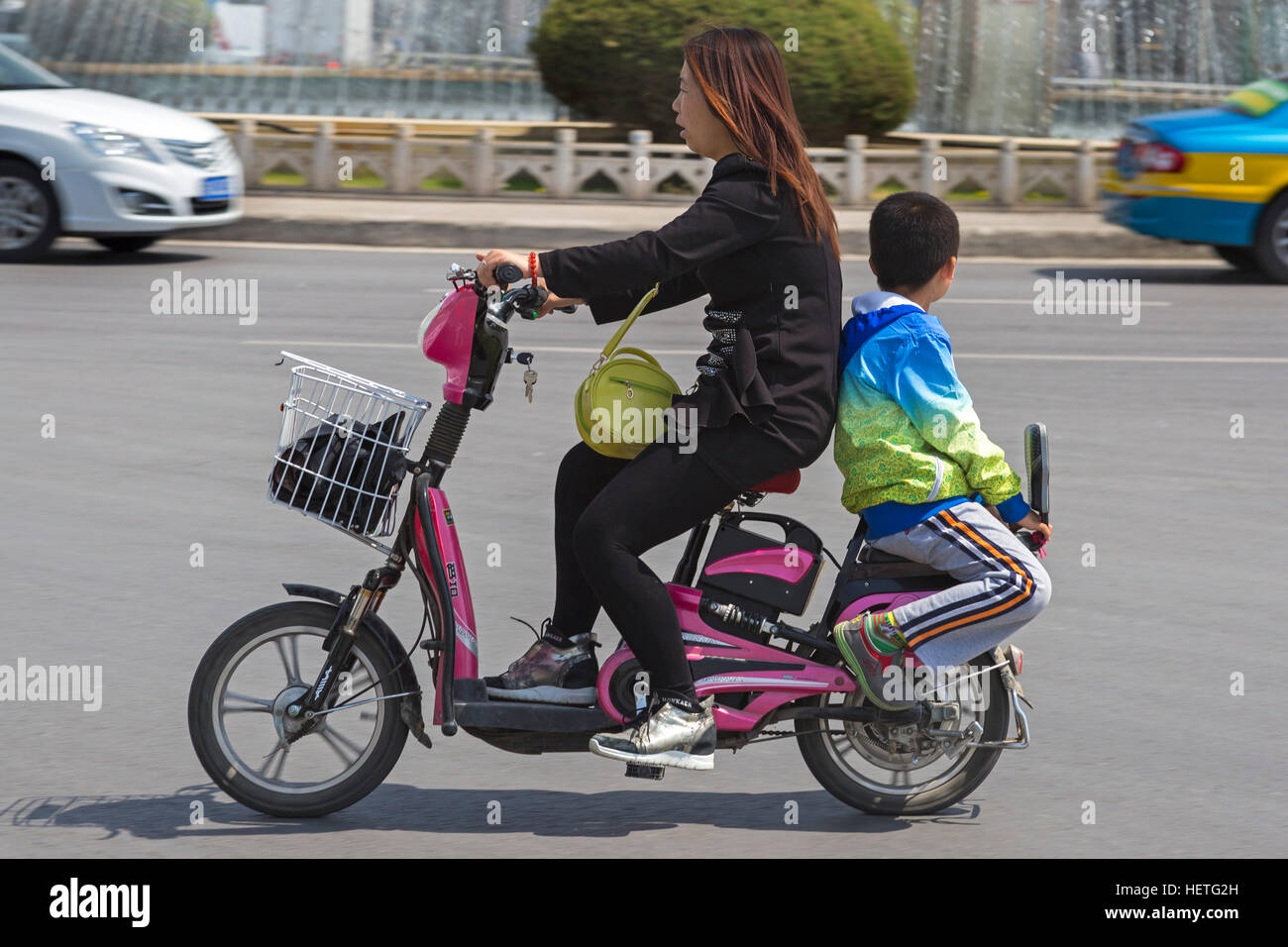 Ragazza cinese in bicicletta immagini e fotografie stock ad alta  risoluzione - Alamy
