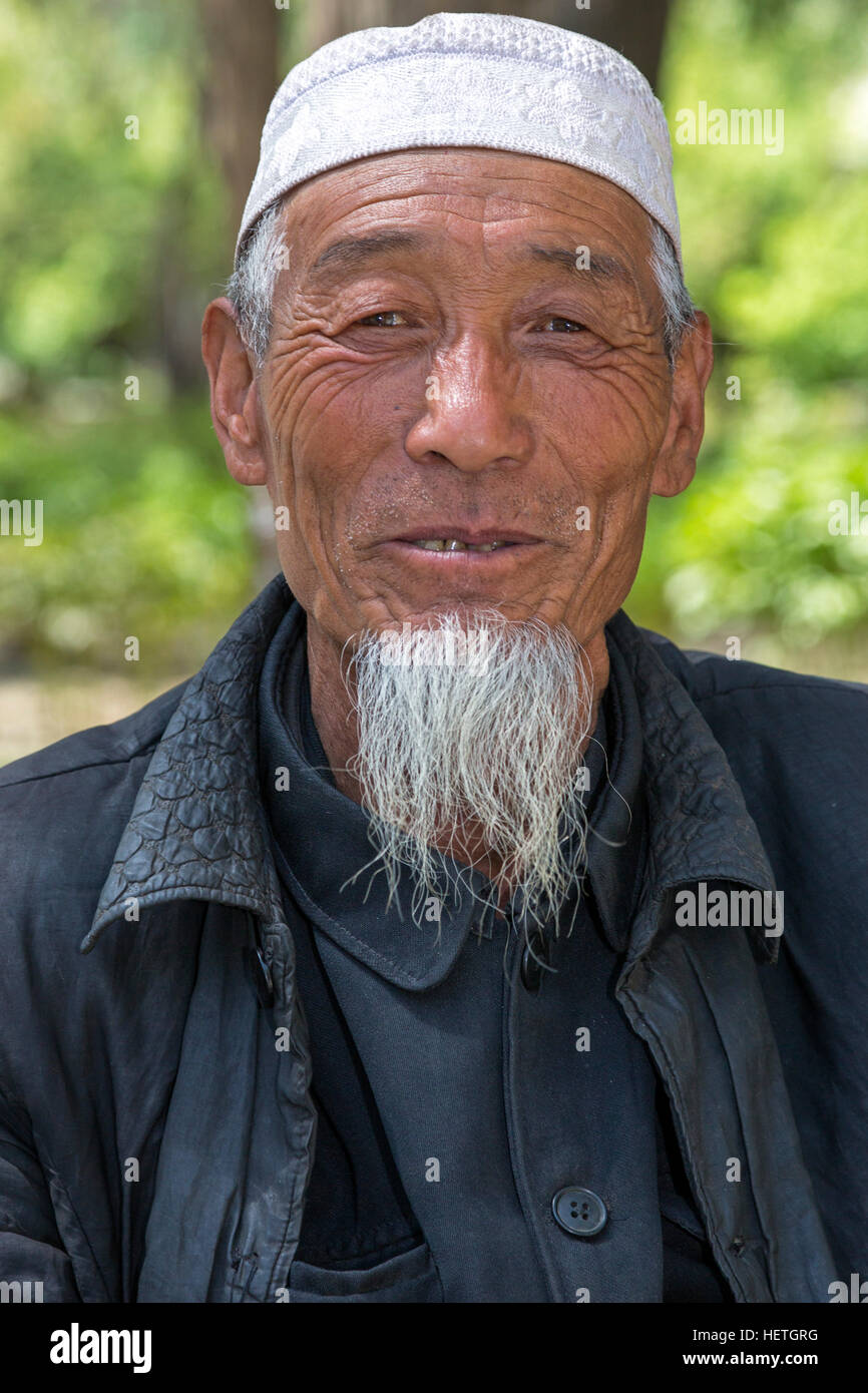 Ritratto di etnia cinese Hui uomo, Zhongshan Park, Yinchuan, Ningxia, Cina Foto Stock