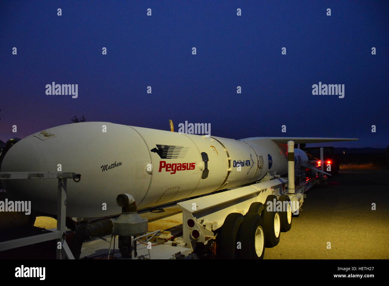 L'orbitale ATK Pegasus XL a razzo con la NASA CYGNSS navicella spaziale a bordo viene trasportato dalla base aerea di Vandenberg edificio 1555 per accoppiarsi con l'L-1011 vettore aereo Novembre 28, 2016 nei pressi di Lompoc, California. Foto Stock