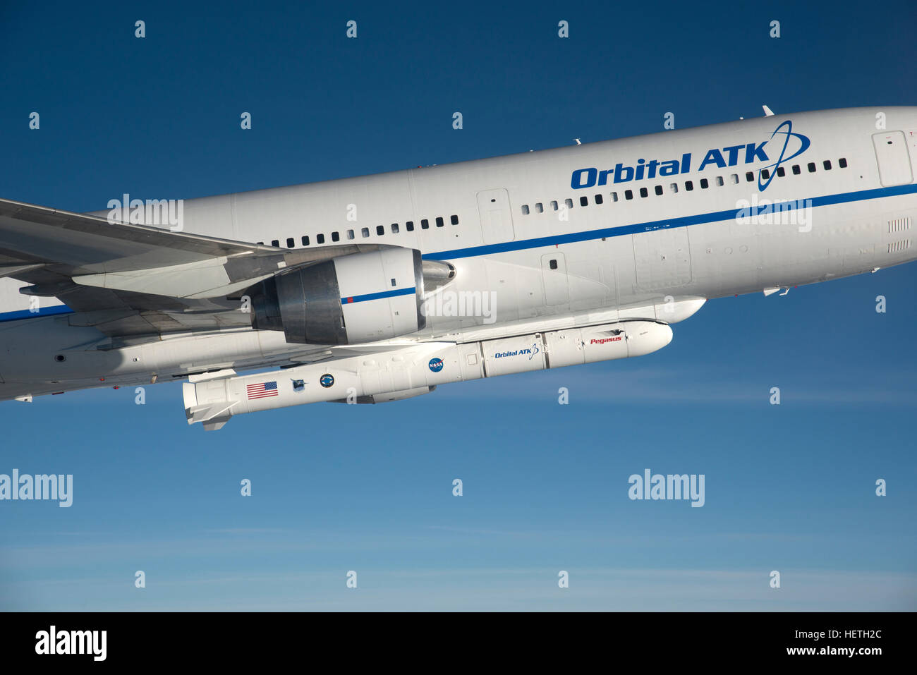 L'orbitale ATK L-1011 Stargazer aerei che trasportano gli orbitali ATK Pegasus XL e a razzo NASA CYGNSS navicella spaziale vola sopra l'Oceano Atlantico Dicembre 15, 2016 vicino a Daytona Beach, Florida. Foto Stock