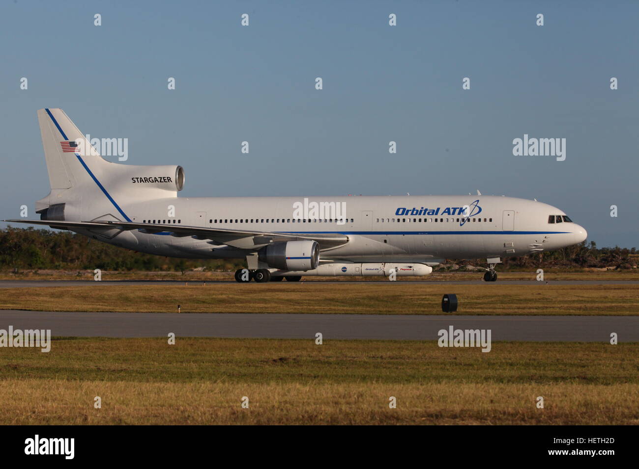 L'orbitale ATK L-1011 Stargazer aeromobile atterra al Cape Canaveral Air Force Station Skid nastro portante gli orbitali ATK Pegasus XL e a razzo NASA CYGNSS navicella spaziale Dicembre 2, 2016 a Cape Canaveral, in Florida. Foto Stock