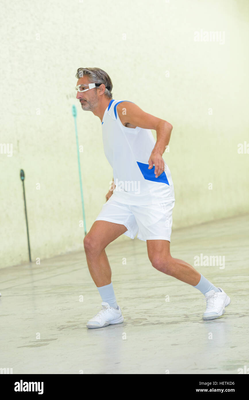 Uomo a giocare a squash Foto Stock