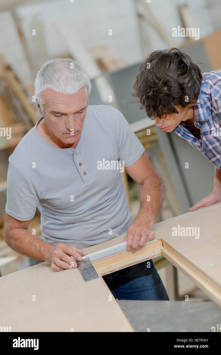 Formazione falegname apprendista, utilizzando T Square Foto Stock