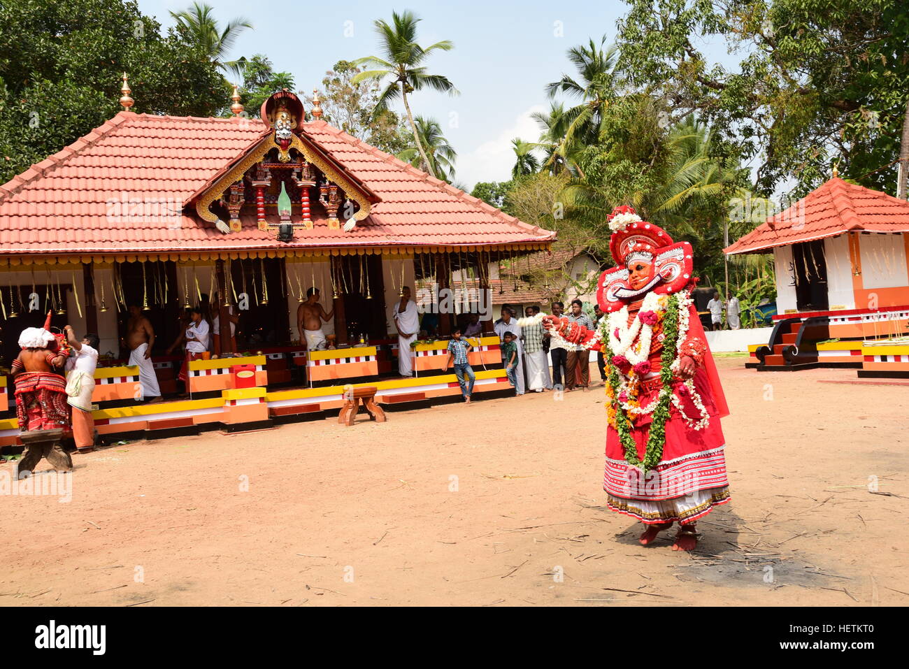 THEYYAM O THEYYATTAM popolare è un rituale Indù FORMA DI CULTO DEL NORD MALABAR NELLO STATO DEL KERALA, INDIA, Foto Stock