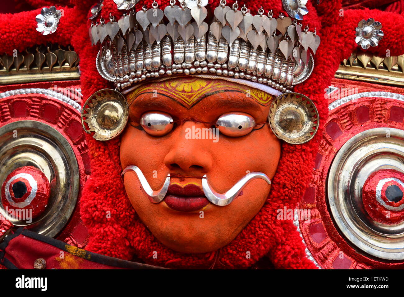 THEYYAM O THEYYATTAM popolare è un rituale Indù FORMA DI CULTO DEL NORD MALABAR NELLO STATO DEL KERALA, INDIA, Foto Stock