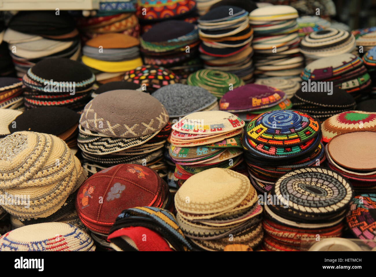 Pile di Yarmulke ebraica in vendita in Mahane Yehuda Market, Gerusalemme. Foto Stock