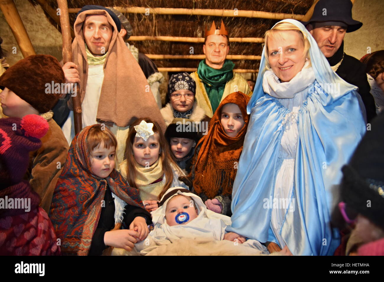 Presepe della nascita di Gesù in un vecchio cottage vicino a Betlemme con Giuseppe, Maria e Gesù Bambino Foto Stock