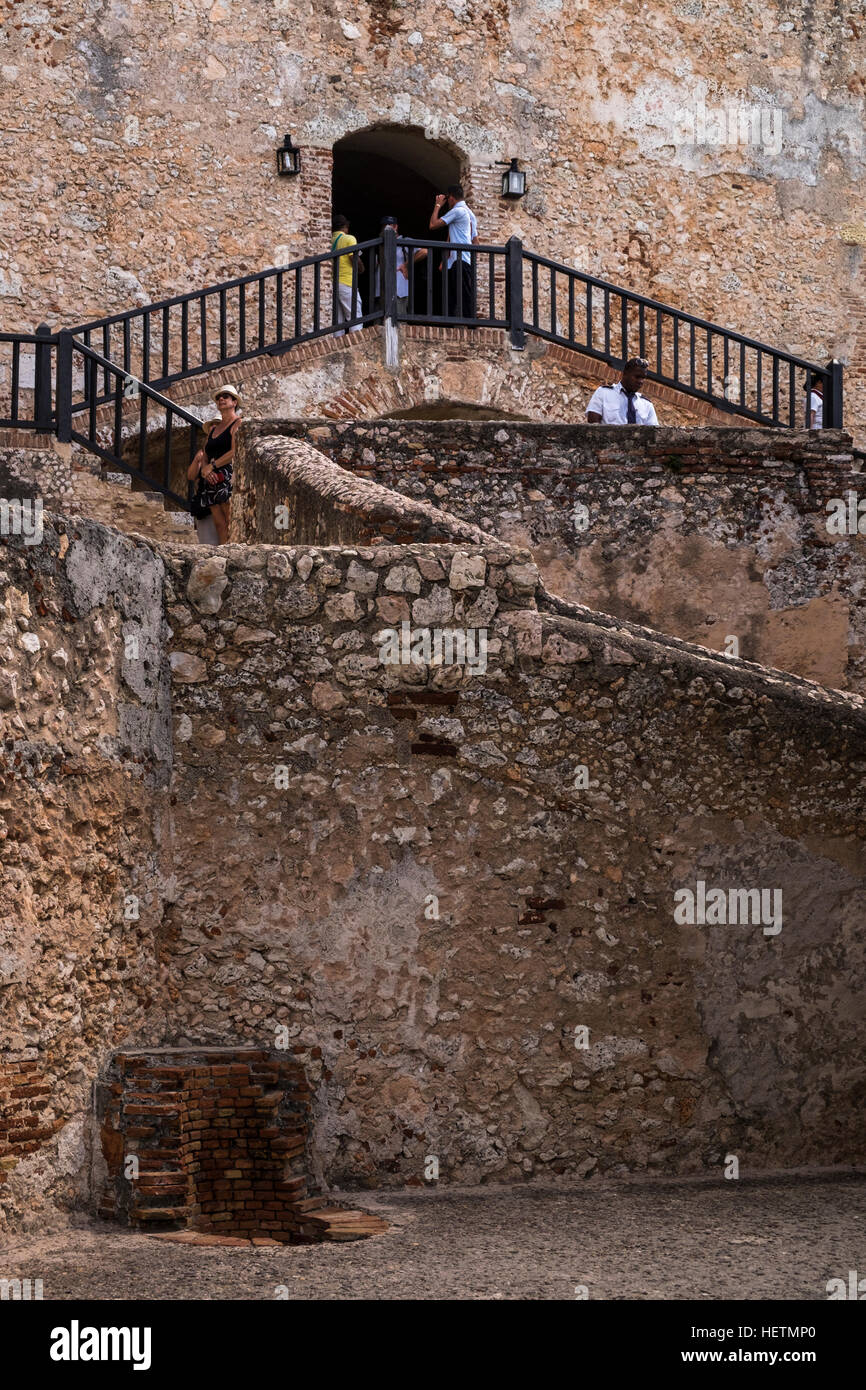 Cortile interno e passi al Castillo de San Pedro de la Roca del Morro di Santiago de Cuba, Cuba Foto Stock