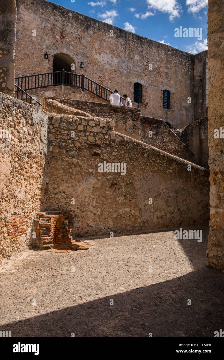 Cortile interno e passi al Castillo de San Pedro de la Roca del Morro di Santiago de Cuba, Cuba Foto Stock