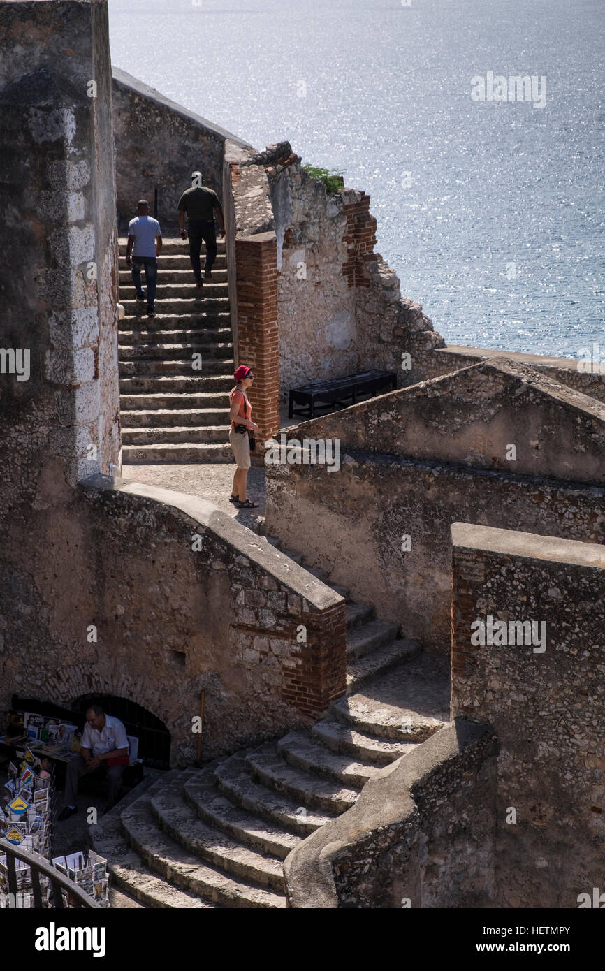 Cortile interno e passi al Castillo de San Pedro de la Roca del Morro di Santiago de Cuba, Cuba Foto Stock