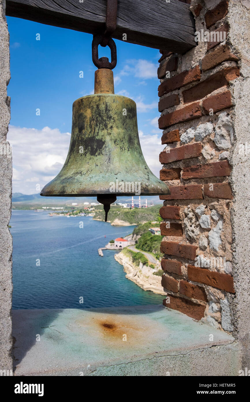 Bell e viste dal Castillo de San Pedro de la Roca del Morro di Santiago de Cuba, Cuba Foto Stock