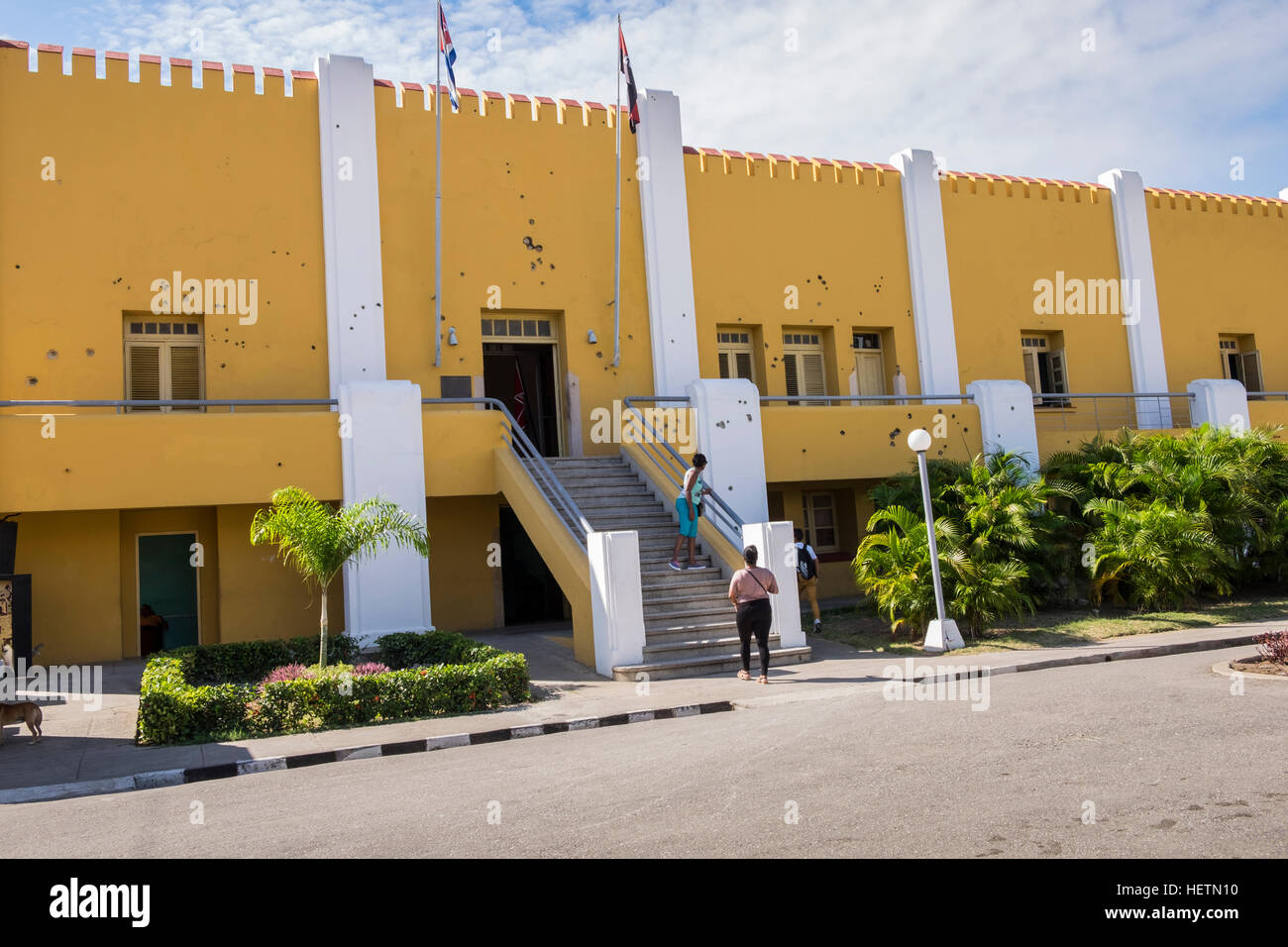 Esterno della Caserma Moncada, scena del XXVI Luglio 1953 fallito golpe da Fidel Castro. Il bullet fori nelle pareti sono rifatto dal Castro annuncio Foto Stock