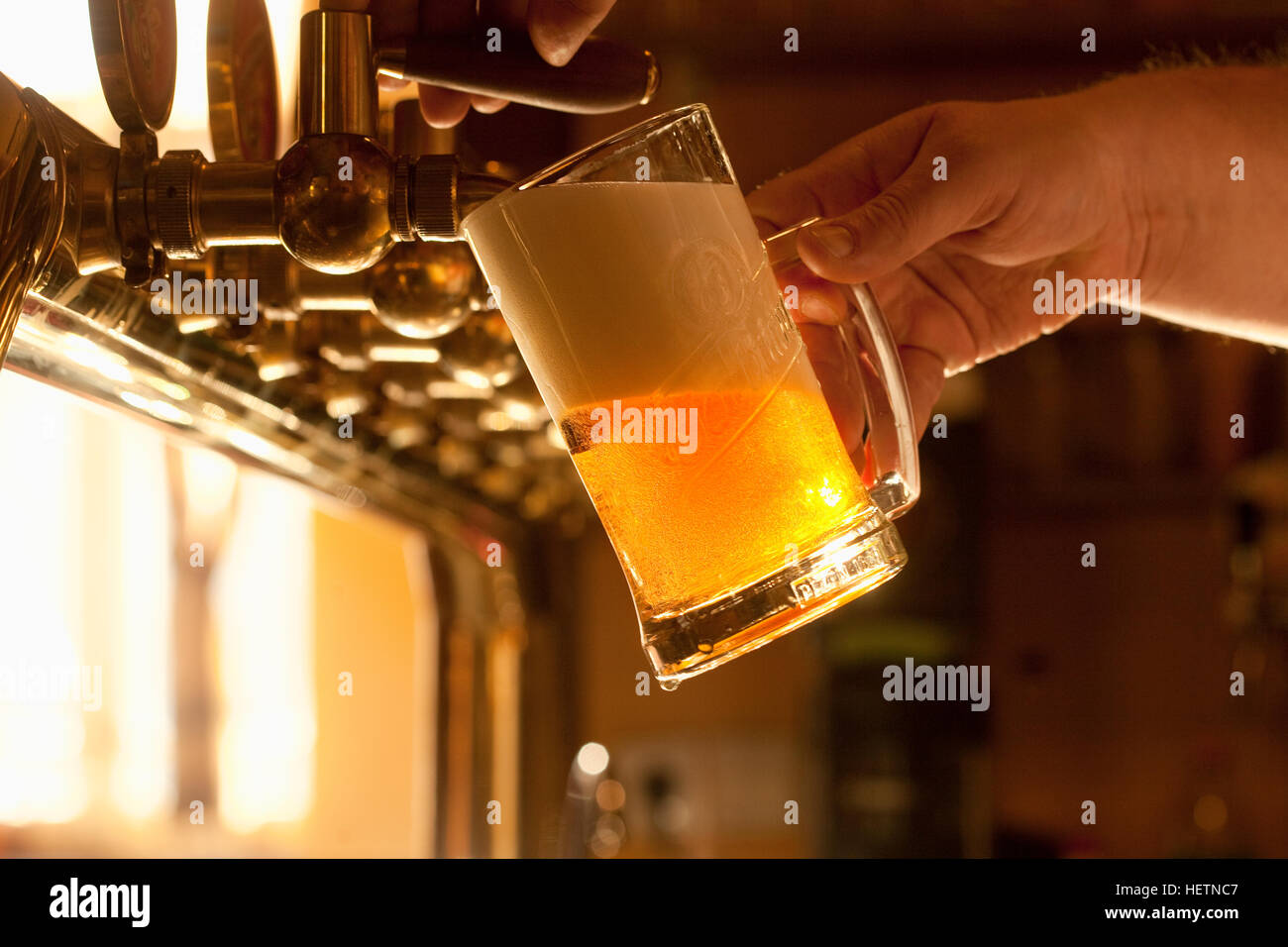 Il riempimento bicchiere di birra in un pub di Praga Foto Stock