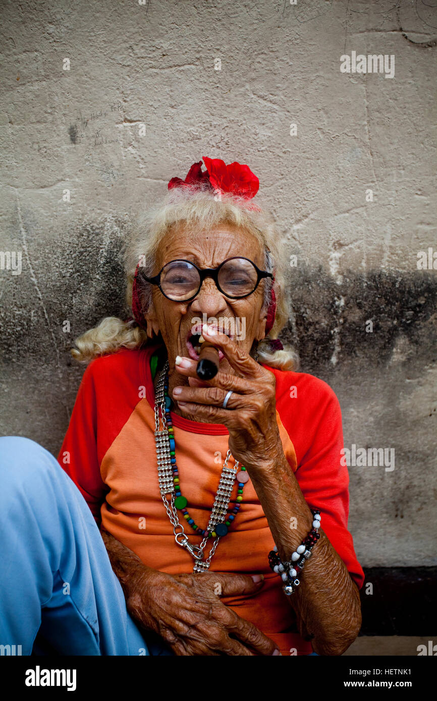 Donna cubana con sigaro Foto Stock