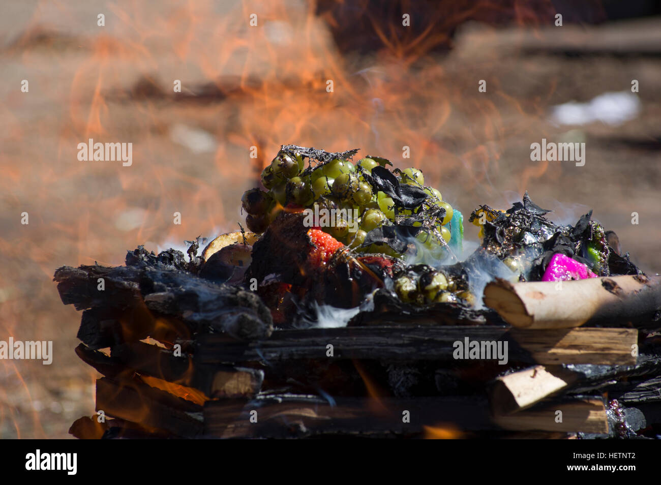 Una fiammante mesa sacrificio alla Pachamama o madre terra divinità al di fuori di La Paz in Bolivia Foto Stock