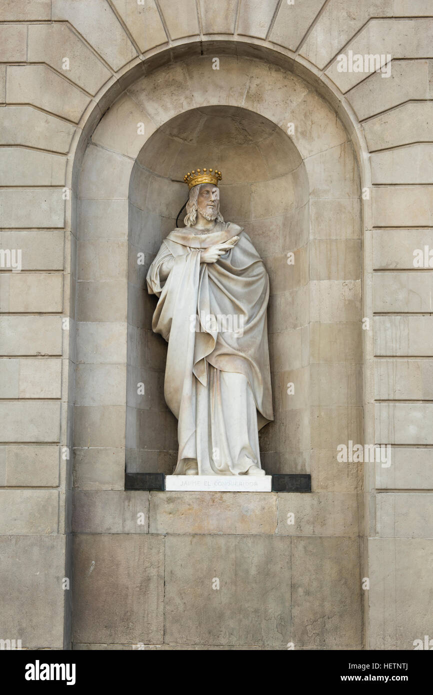 Statua di Sant Jaume (Saint James) conquerer, posto sulla facciata di edificio di Barcellona il Consiglio della città in Catalogna, Spagna. Foto Stock