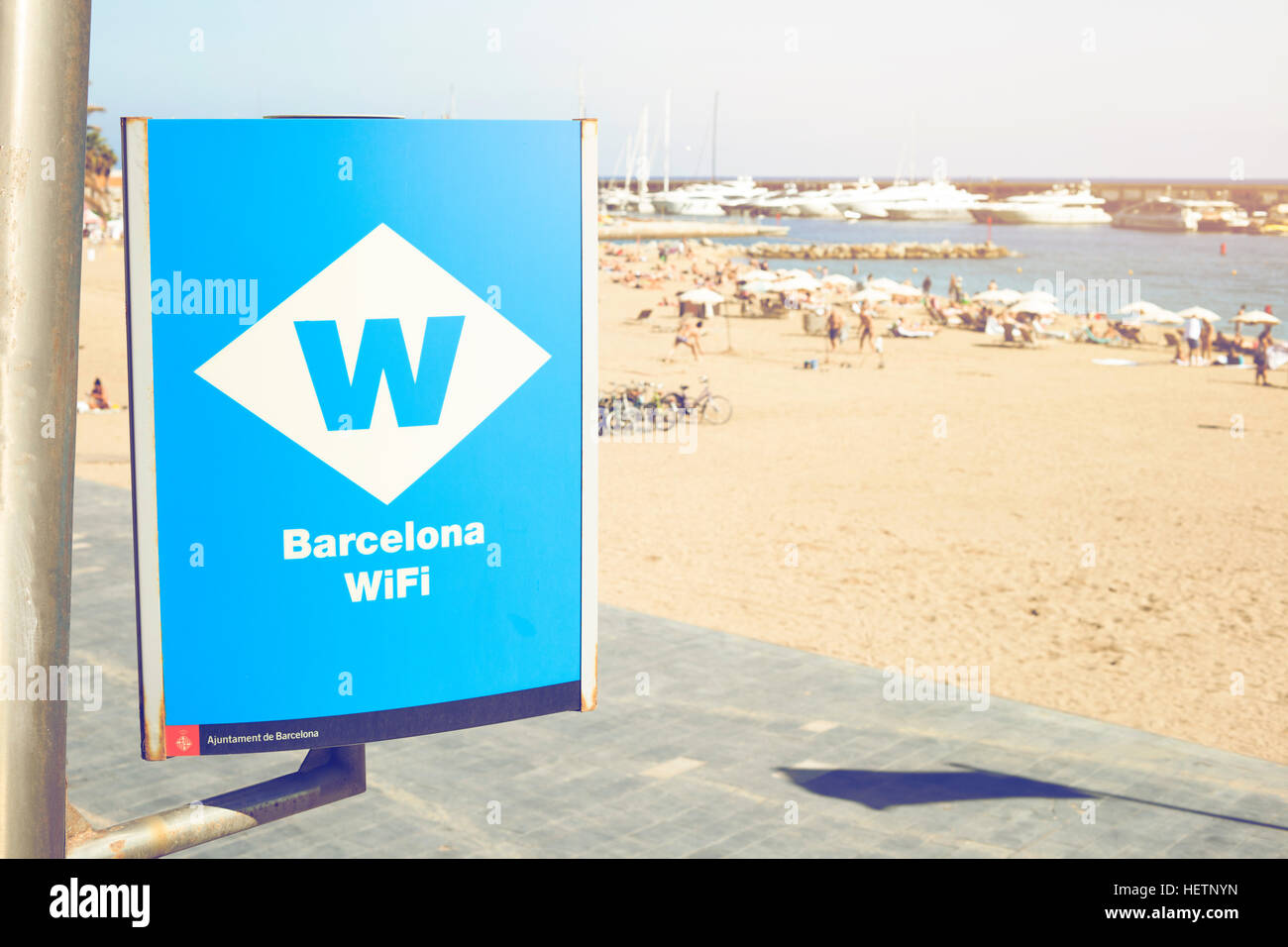 Cartello di wifi gratis a Barcellona, Spagna, vicino alla spiaggia in una giornata di sole. Foto Stock