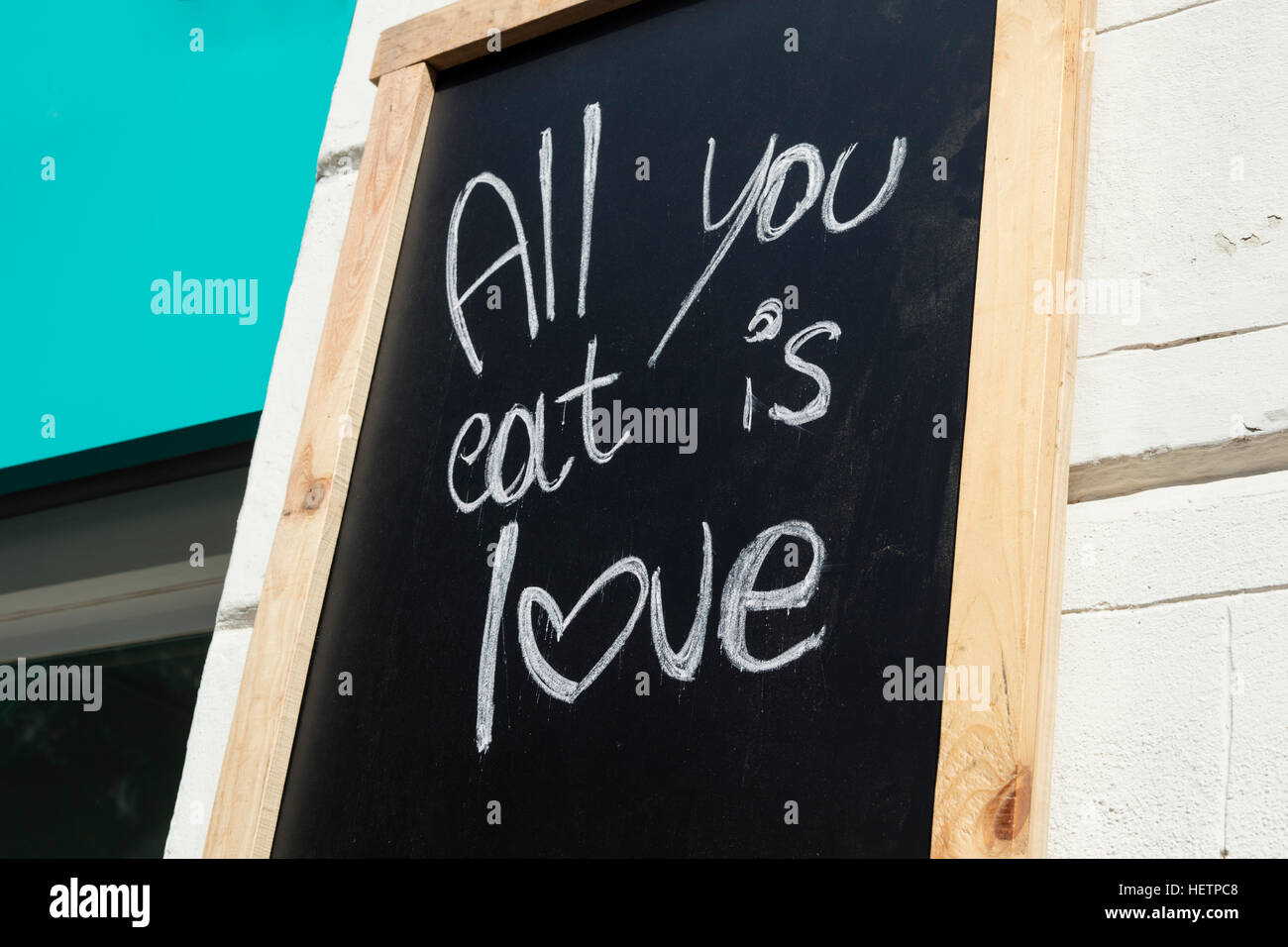 Ristorante la lavagna con la frase scritta: "Tutti si mangia è l'amore Foto  stock - Alamy