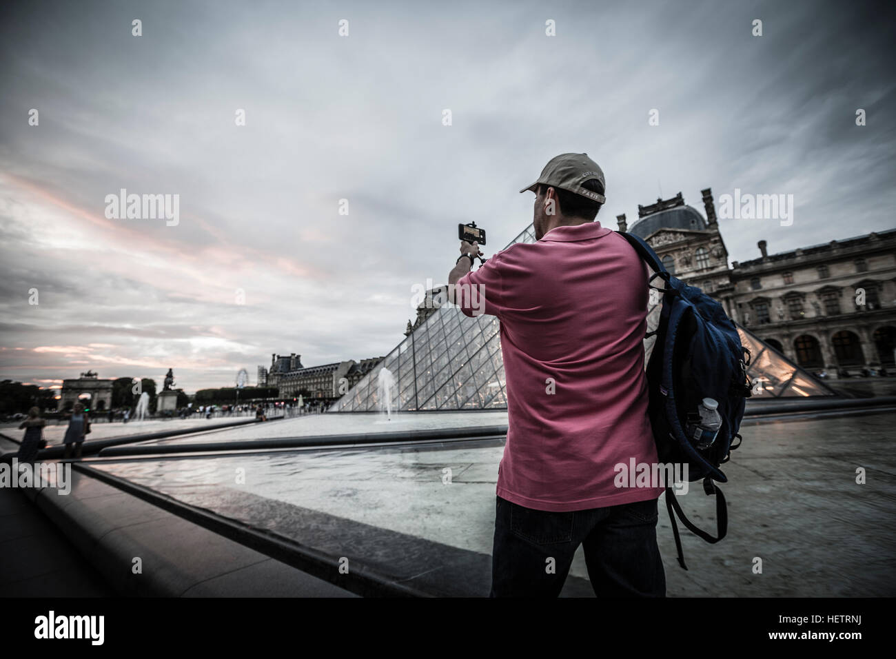 Uomo che fa una foto del cielo di Parigi Foto Stock