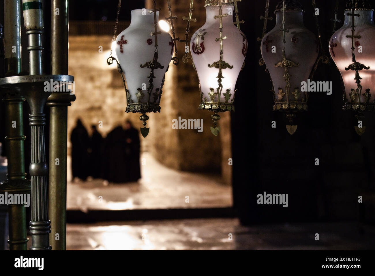 Gerusalemme, Israele - 7 Novembre 2013: luci oltre la pietra della unzione nella chiesa del Santo Sepolcro Foto Stock