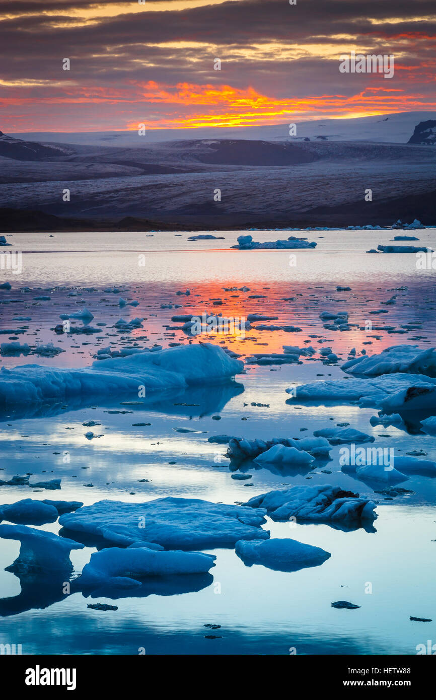 Il lago glaciale al tramonto. Foto Stock