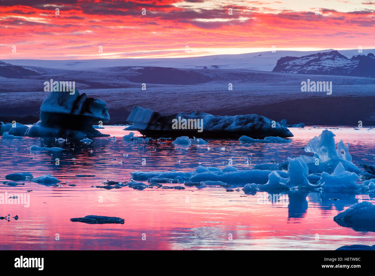 Il lago glaciale al tramonto. Foto Stock