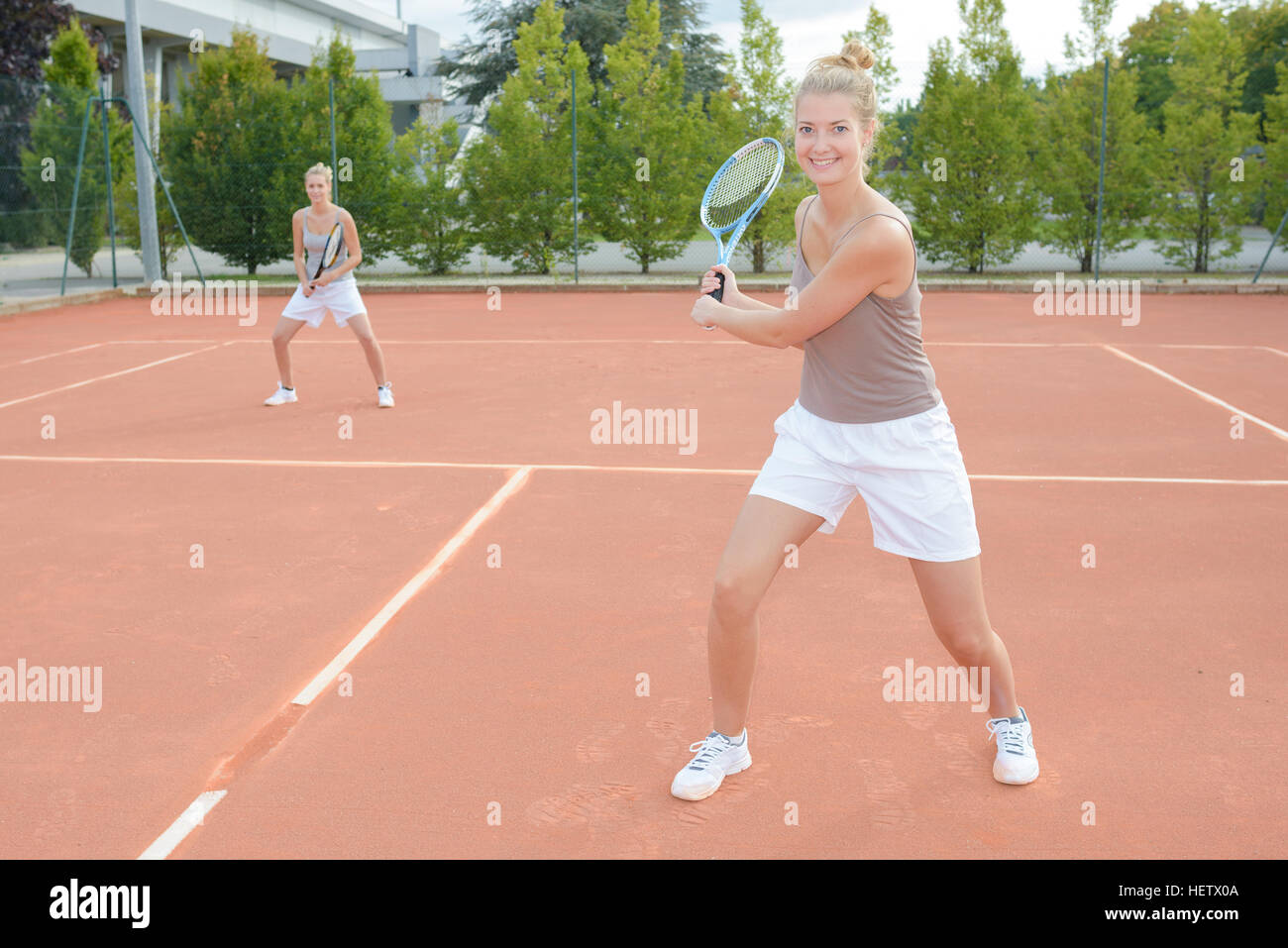 Donne giocando a tennis doubles Foto Stock
