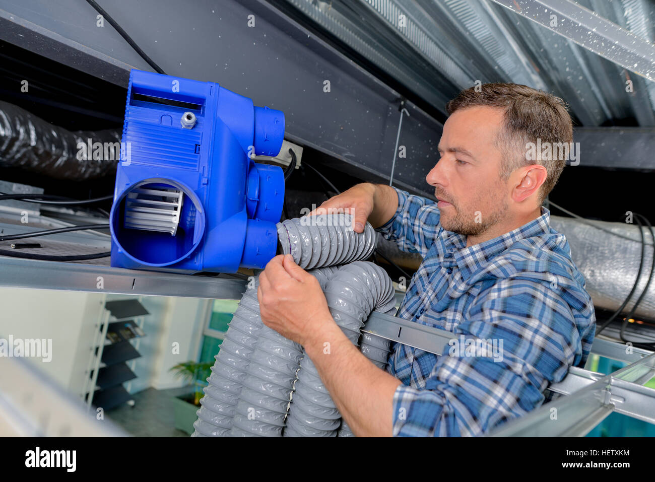 Operaio assemblaggio di una ventilazione forzata Foto Stock