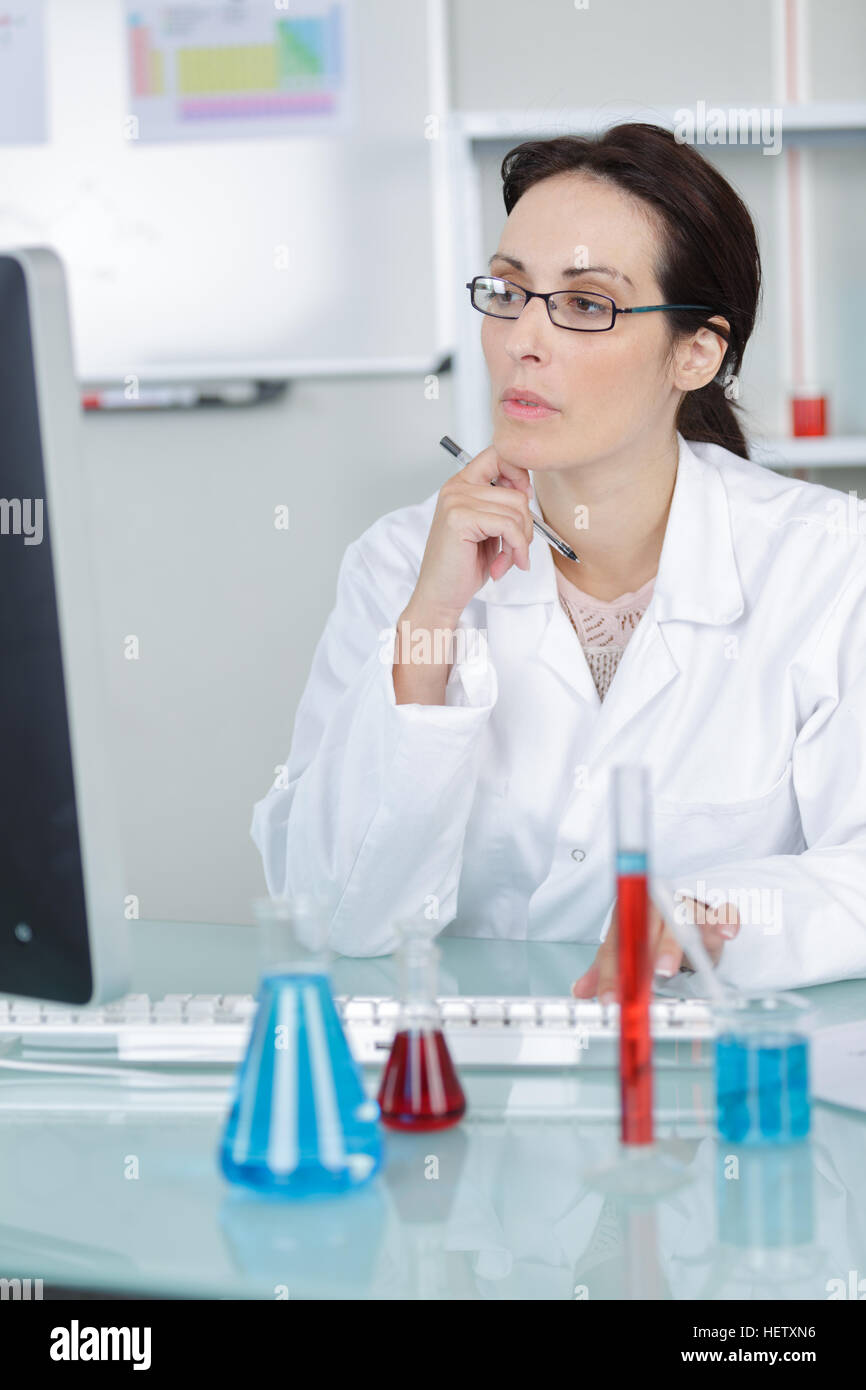 Lab lavoratore considerato nella parte anteriore del computer Foto Stock