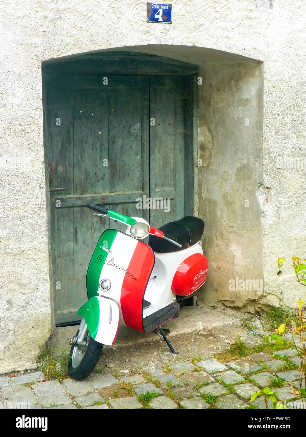 Vespa Scooter In Bandiera Italiana Colori Parcheggiato Nella Porta E