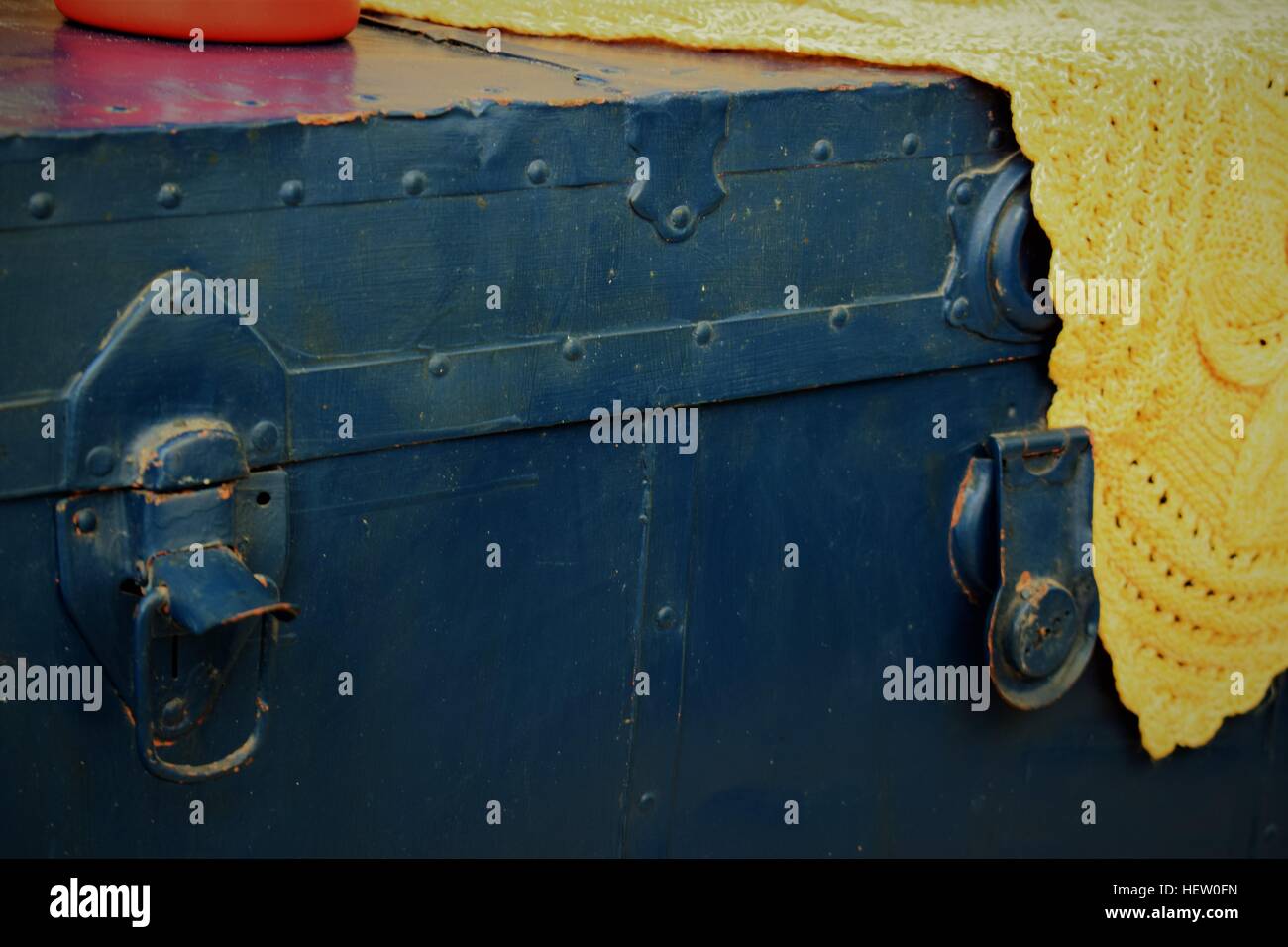 Vecchia valigia blu con giallo fatto a mano coperta Foto Stock
