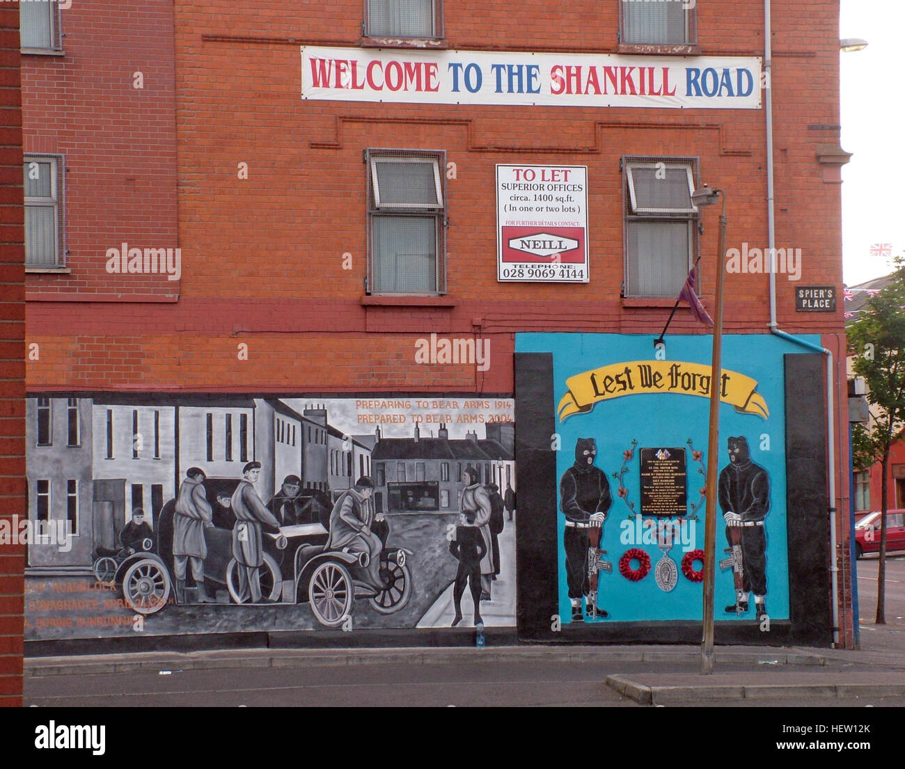 Shankill Road murale - non dimentichiamolo - parte occidentale di Belfast, Irlanda del Nord, Regno Unito Foto Stock