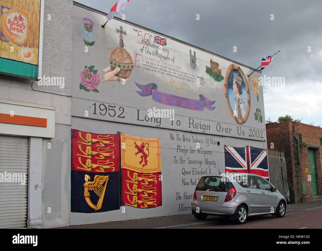 Shankill Road murale - la regina a lungo per Rein su di noi, parte occidentale di Belfast, Irlanda del Nord, Regno Unito Foto Stock