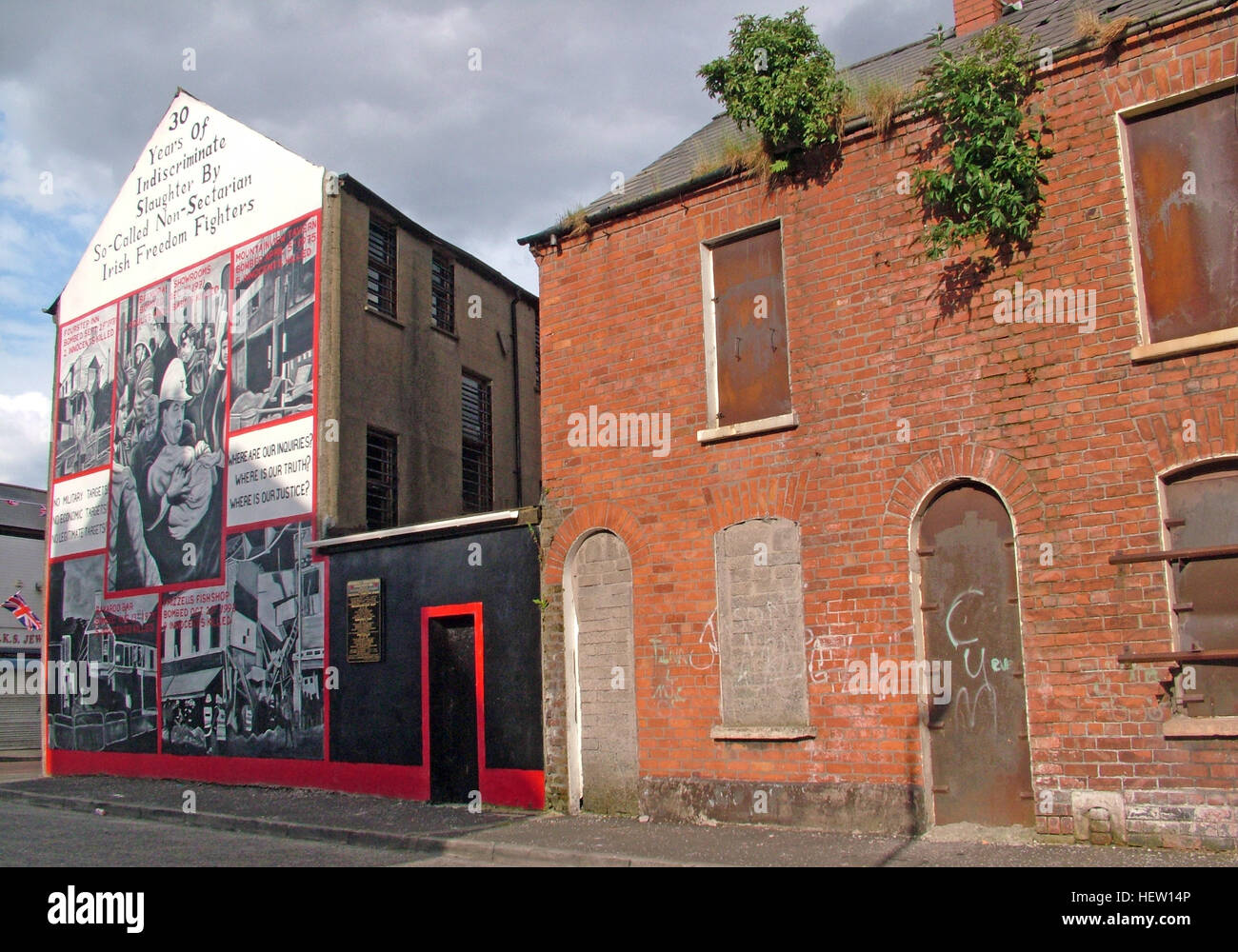Shankill Road murale - trenta anni di macellazione, parte occidentale di Belfast, Irlanda del Nord, Regno Unito Foto Stock