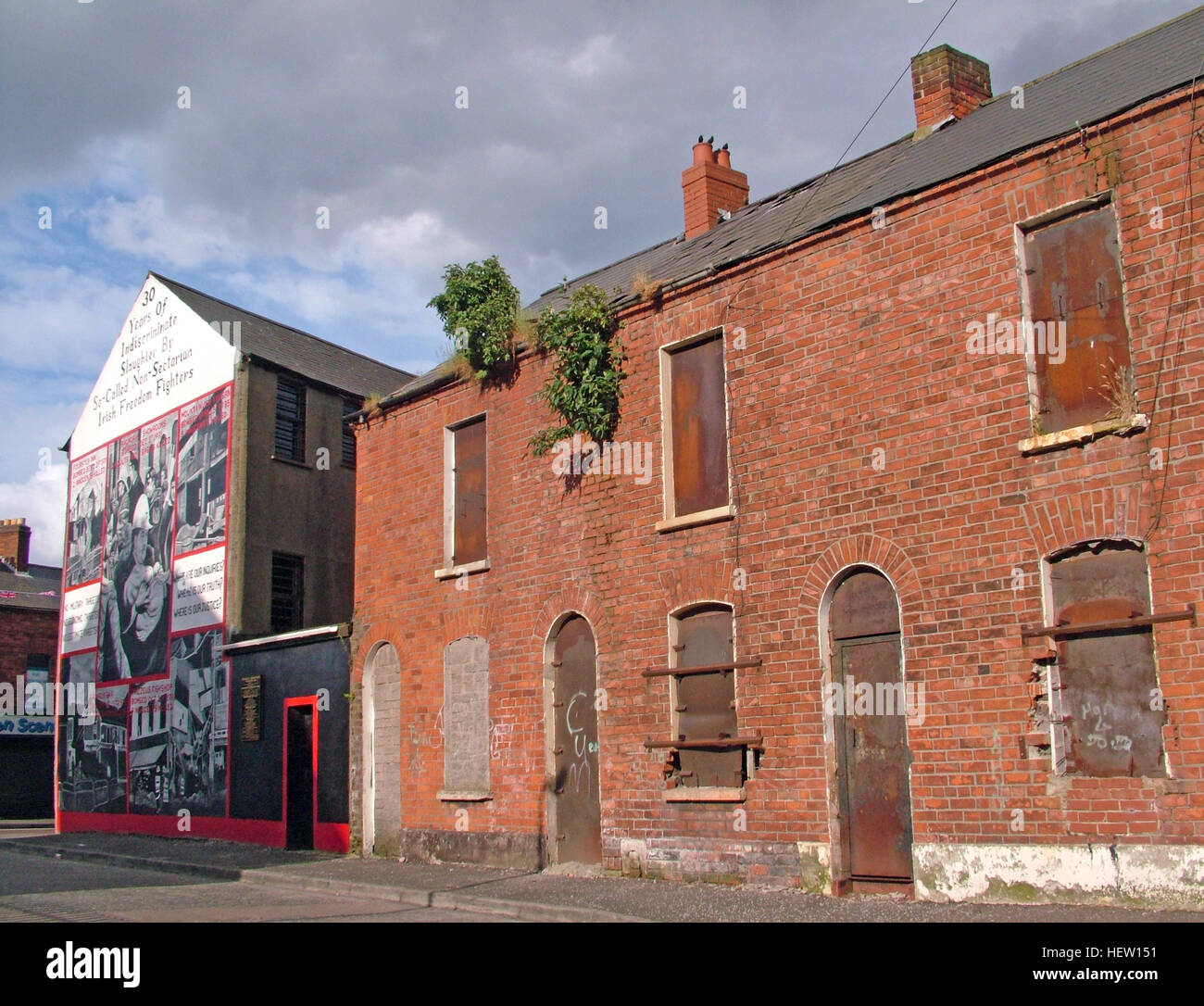 Shankill Road murale - trenta anni di macellazione, parte occidentale di Belfast, Irlanda del Nord, Regno Unito Foto Stock