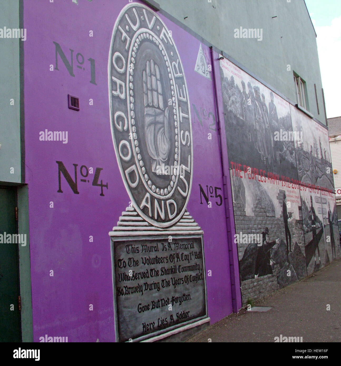 Shankill Road murale -Lamh Dearg Abu, Ulster alla vittoria, parte occidentale di Belfast, Irlanda del Nord, Regno Unito Foto Stock