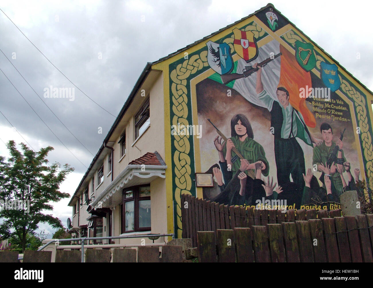 Belfast cade Rd murale repubblicana sulla casa consiglio gable end Foto Stock