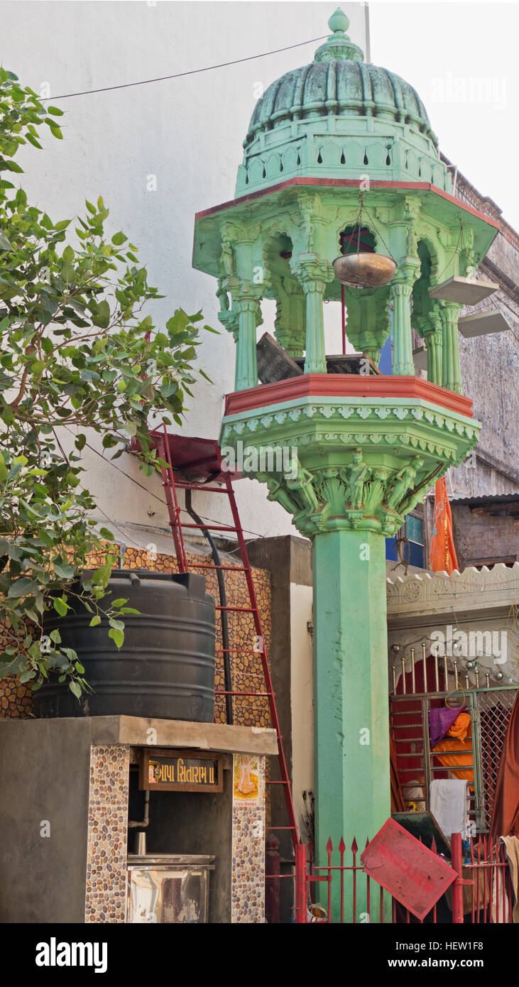 Una tradizionale casa degli uccelli ( noto come un Chabutra ) nella parte vecchia della città di Ahmedabad, India, in cui il cibo e acqua sono a sinistra per uccelli Foto Stock