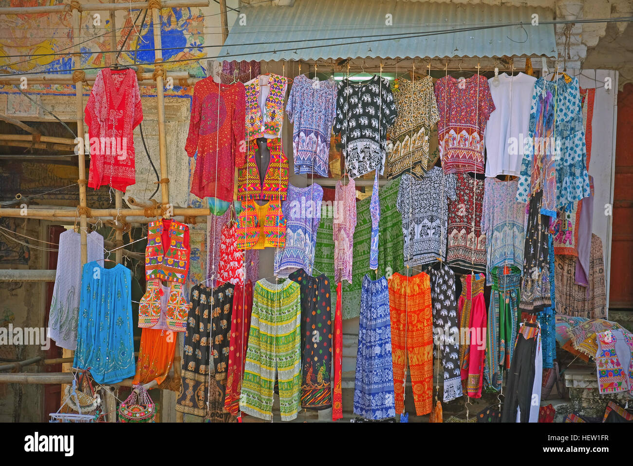 Colorate schiere di abbigliamento femminile in vendita infilate in un mercato di strada in Udaipur, India Foto Stock