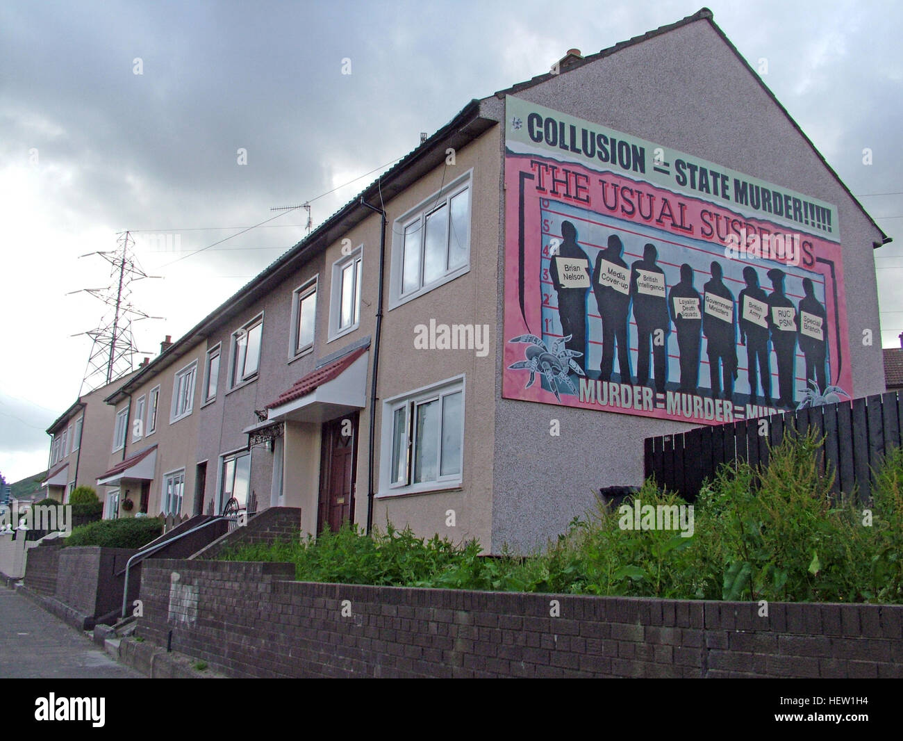 Belfast cade Rd murale repubblicano- collusione omicidio di Stato i soliti sospetti Foto Stock