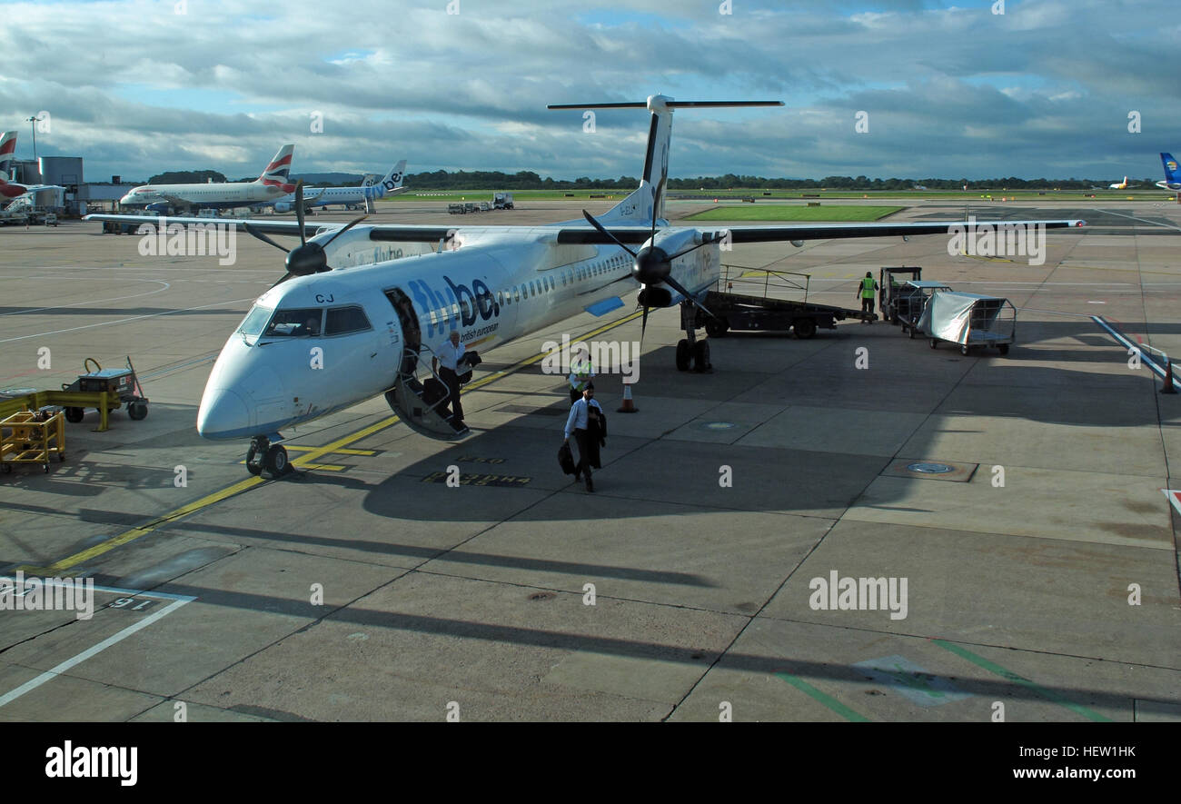 Flybe aereo G-JECJ Bombardier Dash-8 Q400 arrivando Manchester Ringway Airport, England, Regno Unito Foto Stock