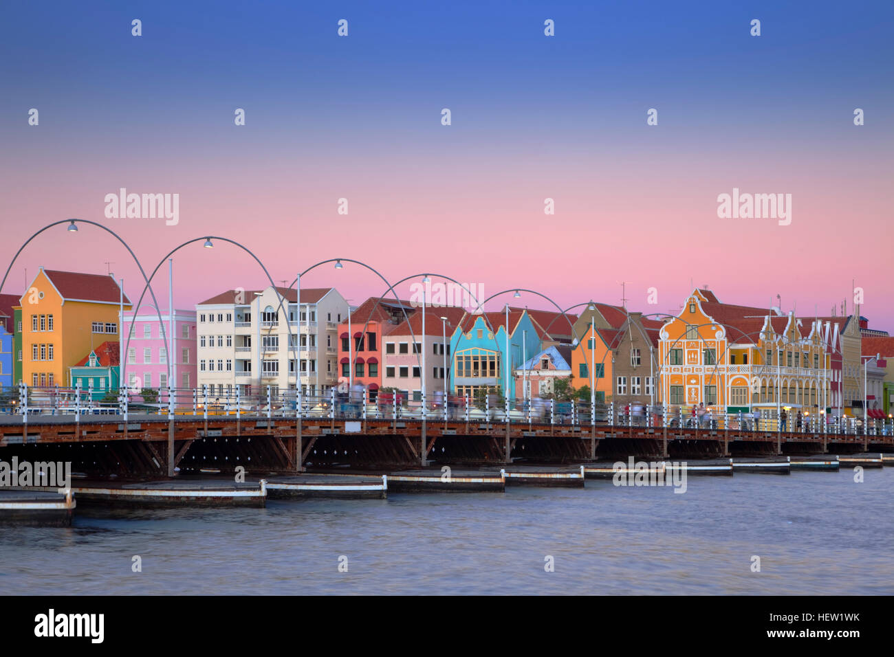 Le case colorate e il Queen Emma bridge pontone di Willemstad, Curaçao nelle Antille olandesi al crepuscolo. Foto Stock