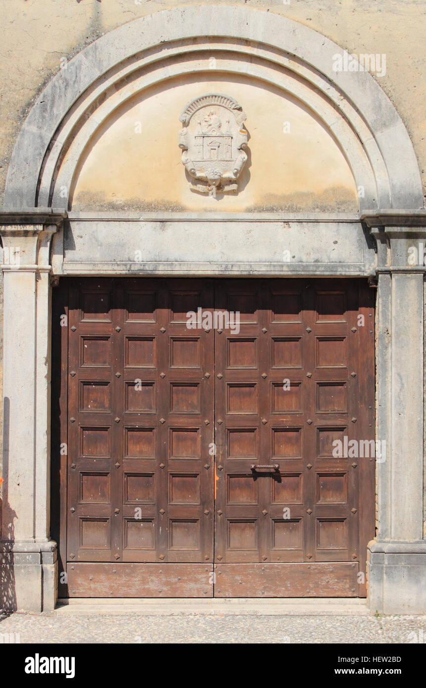 In legno in stile medievale porta anteriore Foto Stock